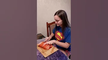 Как сделать бутерброды с авокадо и красной рыбой?