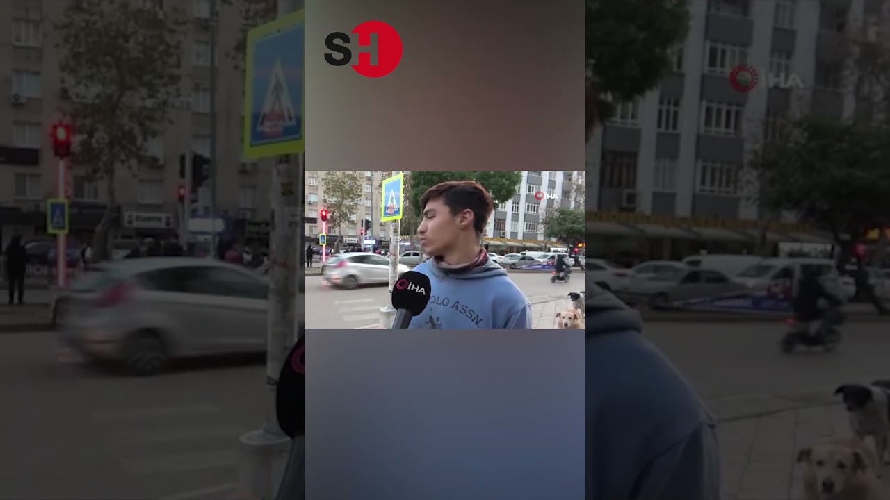 EVSİZ GENÇ KENDİSİNE VERİLEN YİYECEKLERİ SOKAK KÖPEKLERİYLE PAYLAŞIYOR!