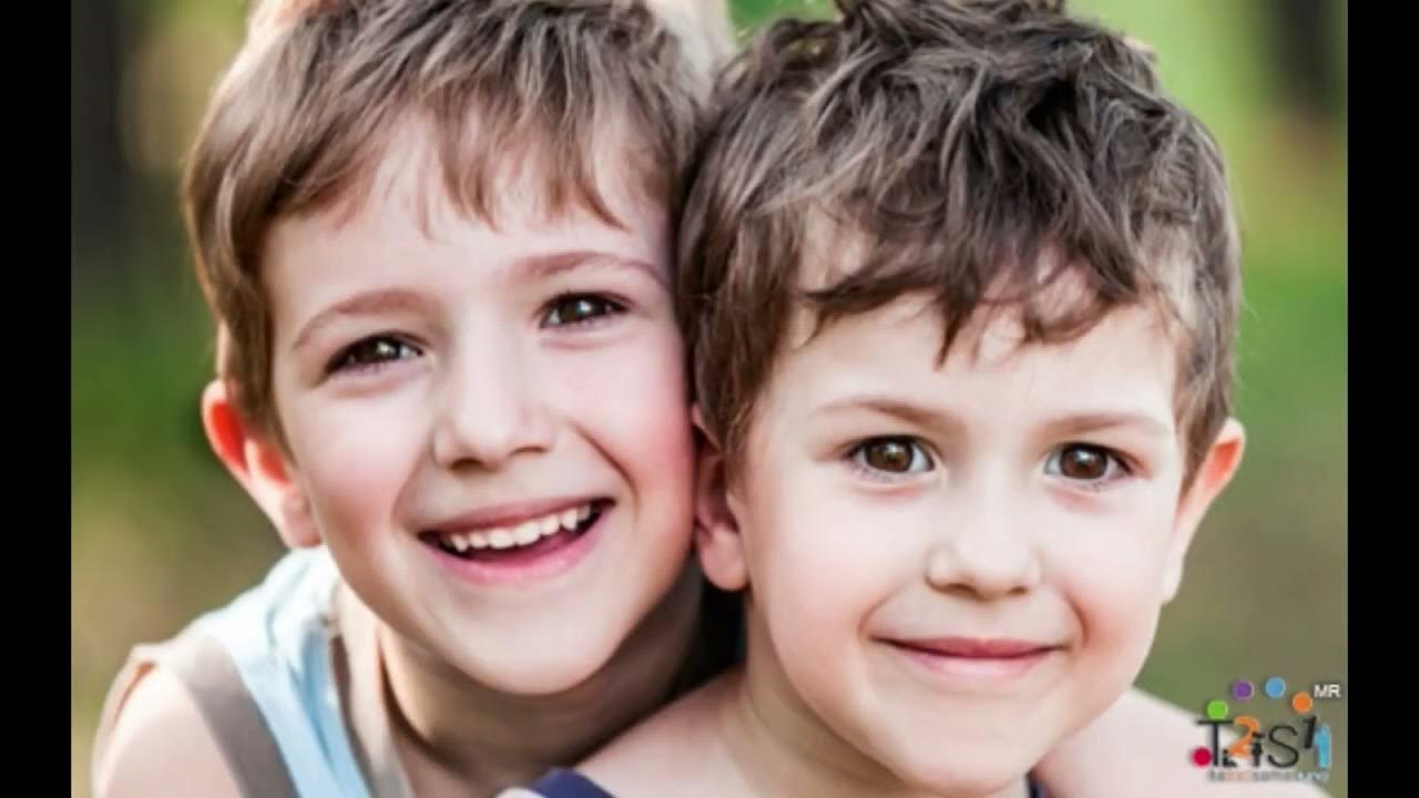 Дава мальчика на пляже. Друзья мальчики. Два мальчика т его мальчика. Два школьника с телефоном. Два друга мальчика.