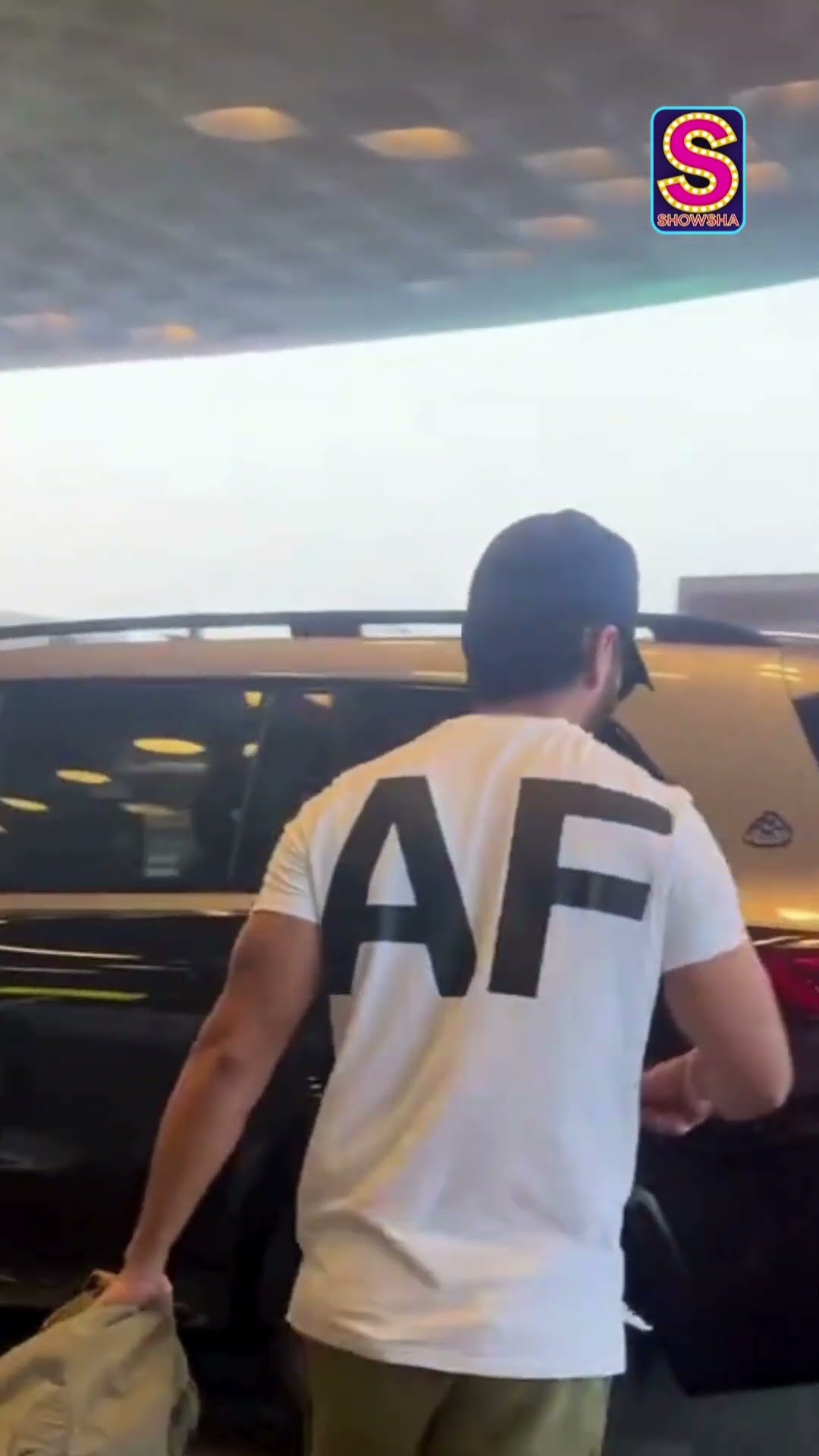 Shahid Kapoor Looks Dapper ‘AF’ As He Poses For Paps At Mumbai Airport | N18S | #shortvideos