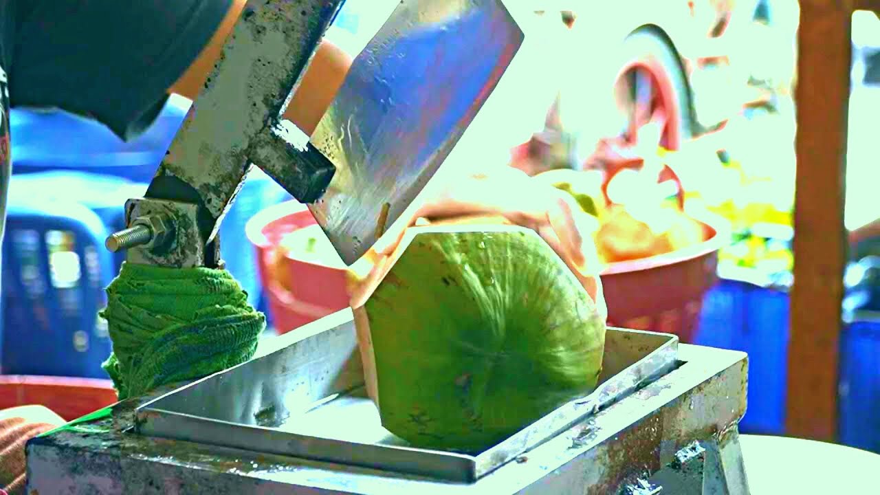Cutting Coconut Process of producing coconut water by Komsan factory