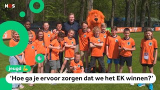 Kinderen stellen vragen aan Oranje-trainer