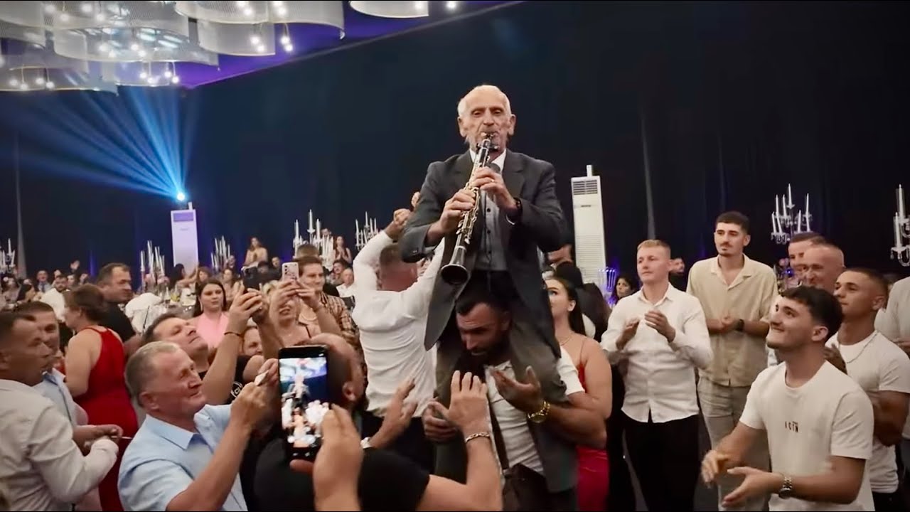 Gjyshi 80 vjec ngre te gjith dasmoret ne kembe duke i rene klarinetes