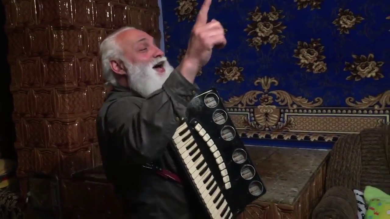 Цыган поет в машине