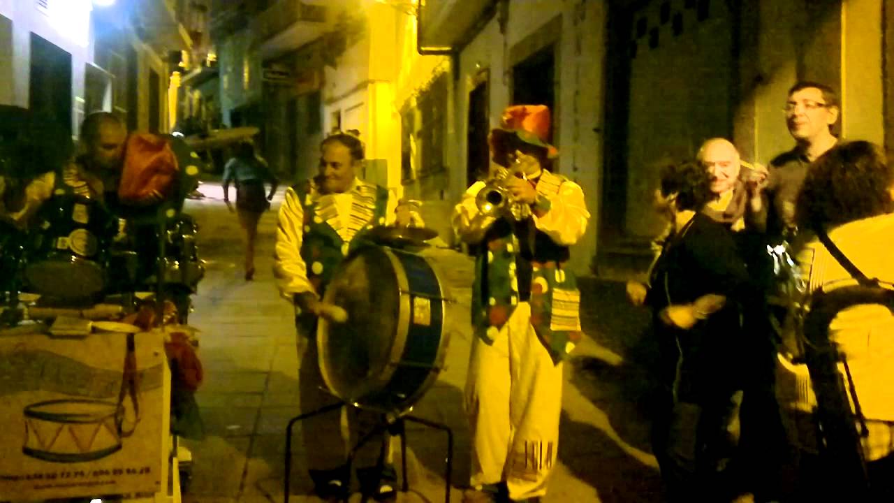 El Polvorete por las calles de Pontedeume de Os Charangos.mp4