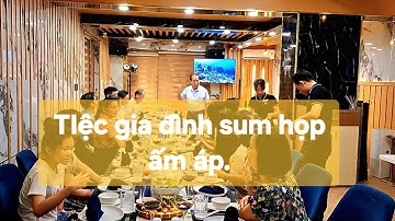 Bữa tiệc gia đình sum họp ấm áp.