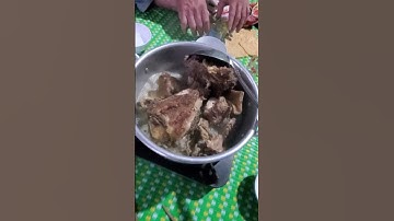 Xương bò hầm thuốc bắc.