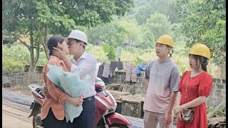 Download Lagu De alleenstaande moeder accepteert de liefde van de vriendelijke directeur Voor de secretaresse MP3