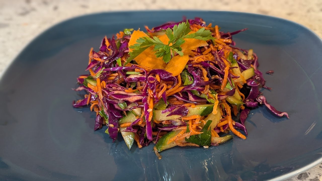 Salată de morcovi, varză roșie și castraveți.