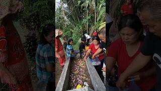 Ziarah ke makam Opungnya Istri, sesuai adat Batak Toba.