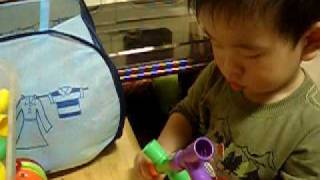 20100323 嚕用水管積木當麥克風廣播(1.11y).AVI