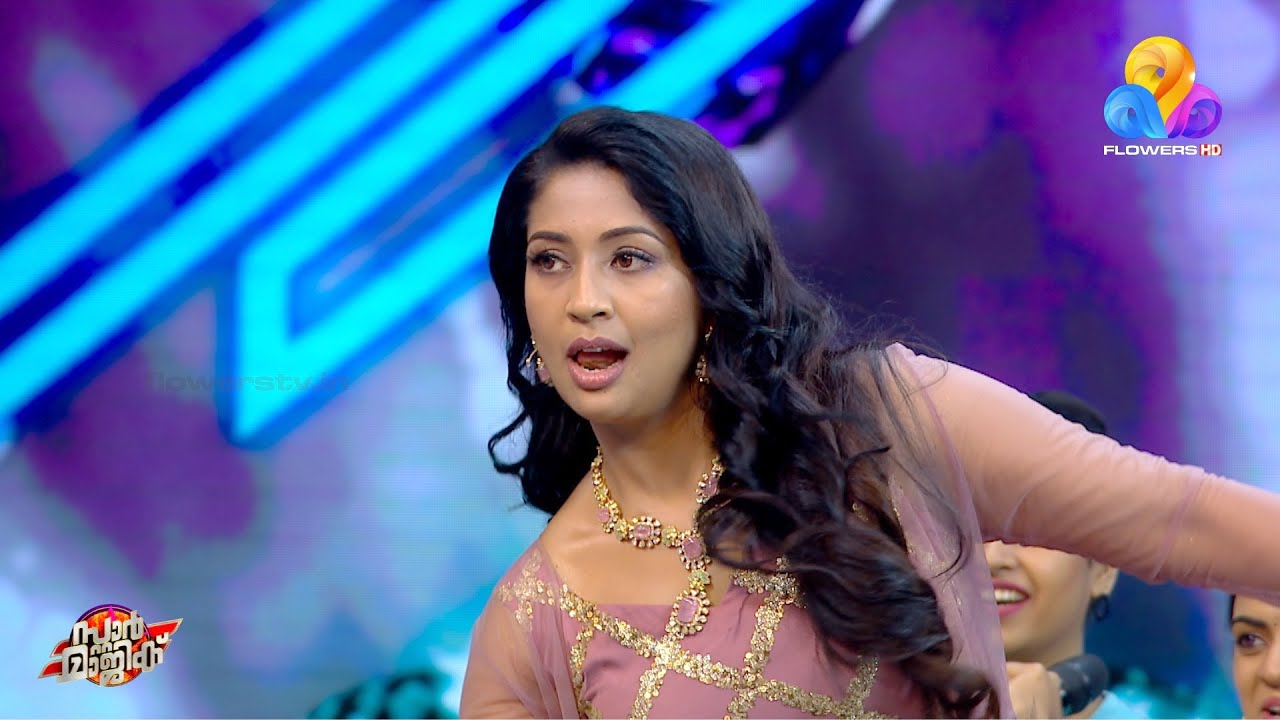 നവ്യയ്ക്ക് ഇതൊക്കെ നിസ്സാരം, ഇങ്ങനെയൊക്കെ അഭിനയിച്ച് ഫലിപ്പിക്കാനും ഒരു റേഞ്ച് വേണം..!!