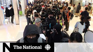 Pro-democracy demonstrations in hong kong continued as masked
protesters gathered shopping malls on christmas day. police fired tear
gas to disperse bysta...