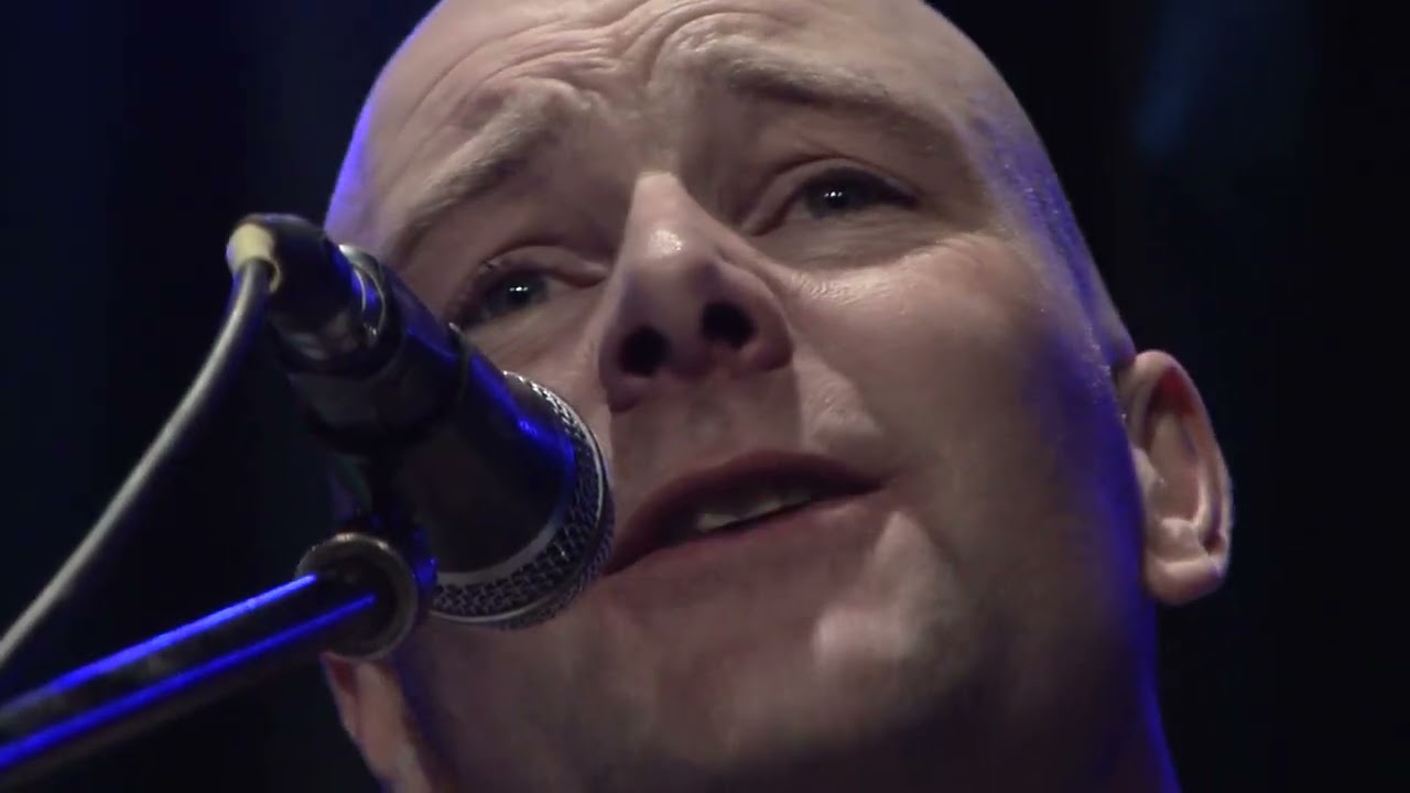 El vuelo. Alejandro Jones junto a Leila Cherro.