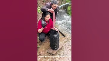 Ingenious Fish Trapping: Local Villagers Use Plastic Tools to Catch Fish Underwater