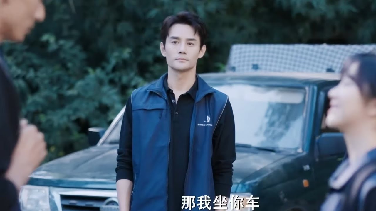 Видя, как Чэн Сяо оживленно болтает со своим любовным соперником, Гу Наньтин не мог не завидовать.