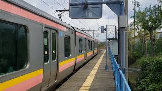 土底浜駅を発車するE129系普通電車。新潟県上越市。信越本線。2023年10月20日(金)。