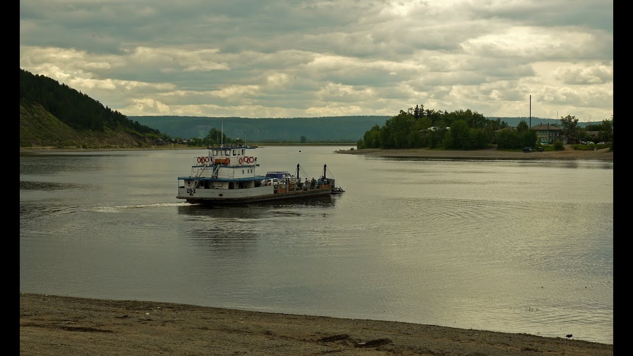 Переправа белая. Киренск река Лена. Река Лена паромы в Киренске. Паромная переправа Киренск. Киренск переправа.