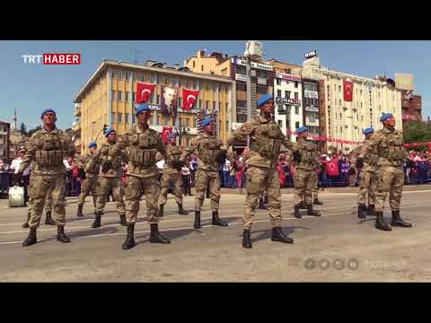 Komandoların Zeybek oyunu Zafer Bayramı'na damga vurdu