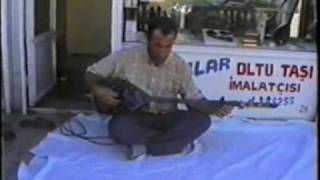Ömer Yavuz Oltu Taşından yaptığı sazı çalarken