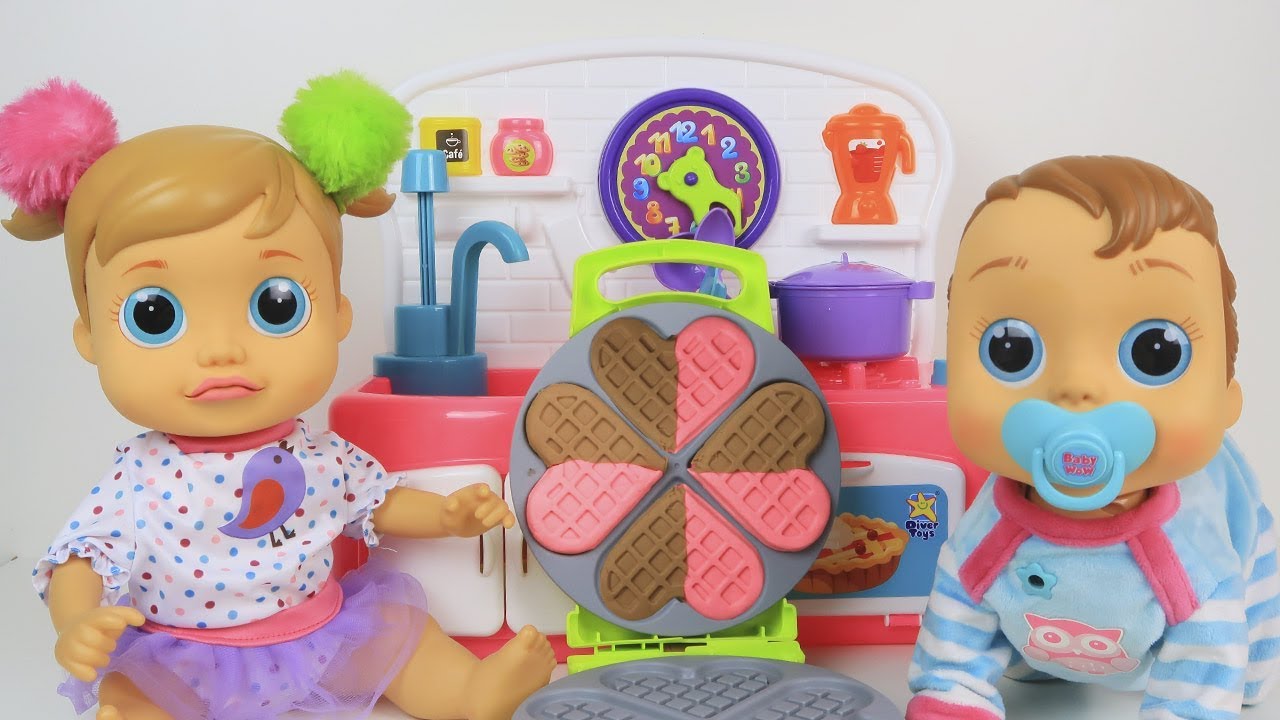 BABY WOW E ANALU FAZEM BISCOITOS E WAFFLES NA COZINHA NOVA LILLY TOYTV