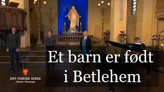 Video thumbnail of "Et barn er født i Betlehem"