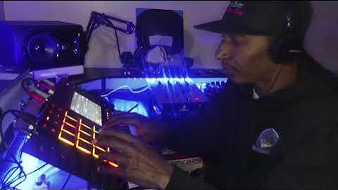 Making A  Boom Bap  Sample beat on MPC Live MPK 37 KEY