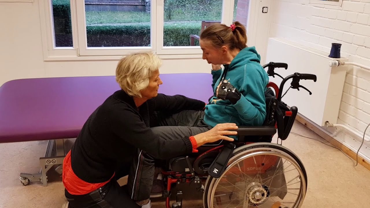 So gelingt der hohe Transfer aus dem Rollstuhl