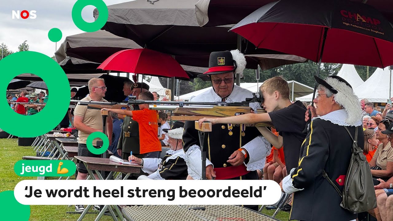 Kinderen trommelen, marcheren en schieten tijdens oud Limburgs feest