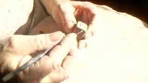 SIMON LEACH - making a seal