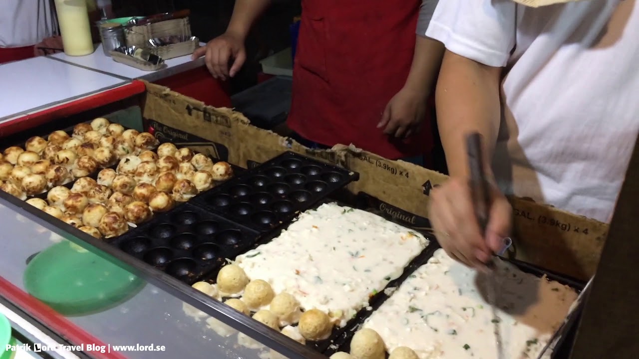 Takoyaki, street food in Philippines © YouTube