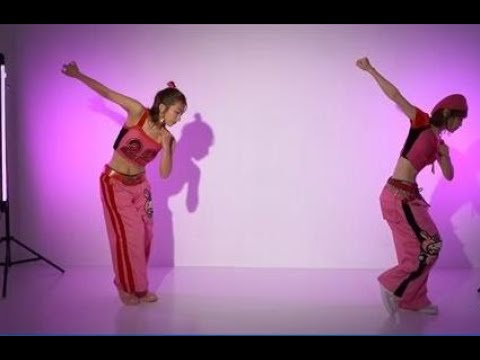 辻希美＆高橋愛、18年前の衣装で“ミニモニ。ダンス”を完全再現　「当時の映像と全く一緒」「パフォーマンス凄すぎ」と称賛の声【セレブニュース】
