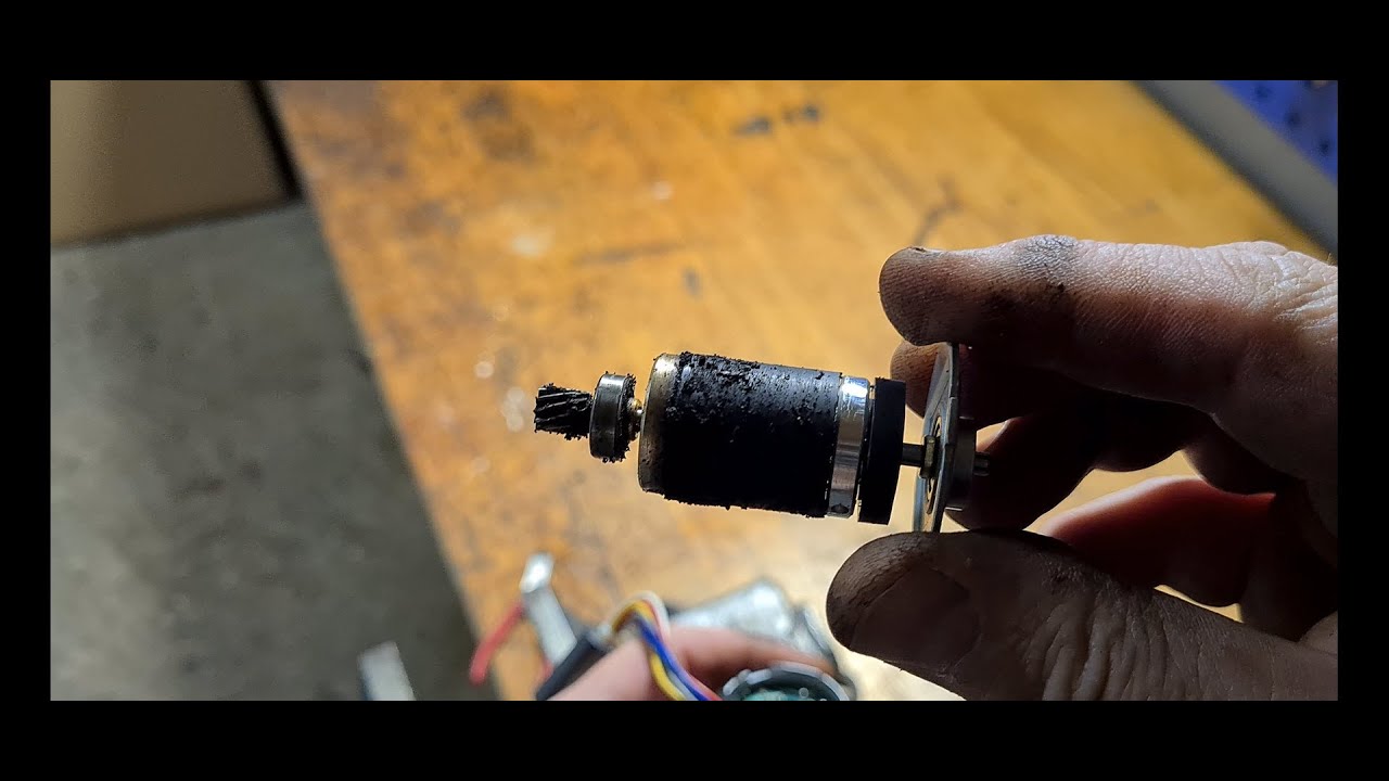 Husqvarna Automower electric wheel motor cleaning. Rengöra trög elmotor. Reinigung elektromotor.