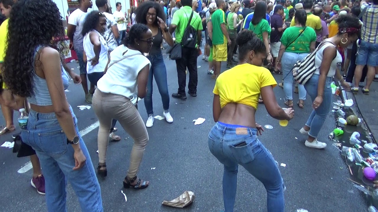 BRAZILIAN GIRLS DANCE FUNK AT BRAZILIAN CARNIVAL PARADE 2018 - BRAZILIAN GI...