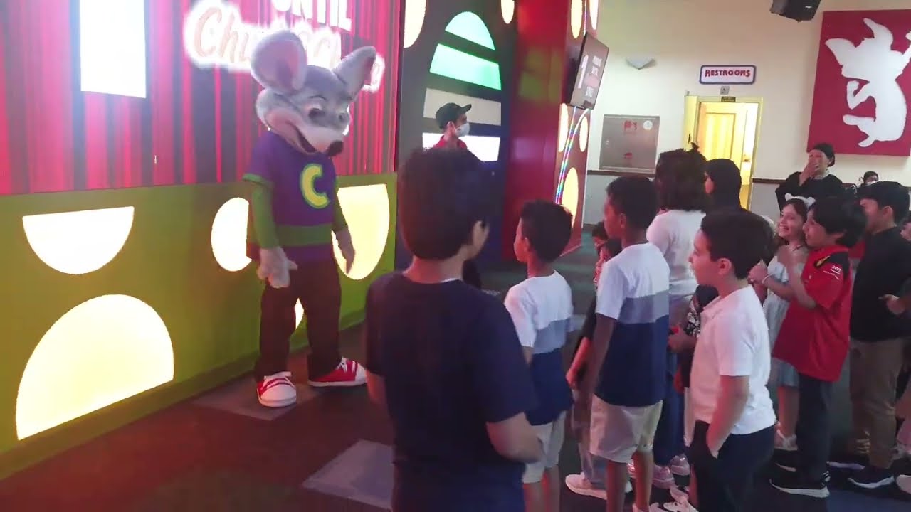 تشكي تشيز يخرج في العيد ليرقص مع الأطفال