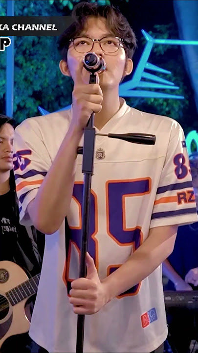 Download lagu Hanif Tries to Sweet Talk the Audience But Makes Them Laugh ππ - Past Travel (Live) Hanif MZ, Tri...