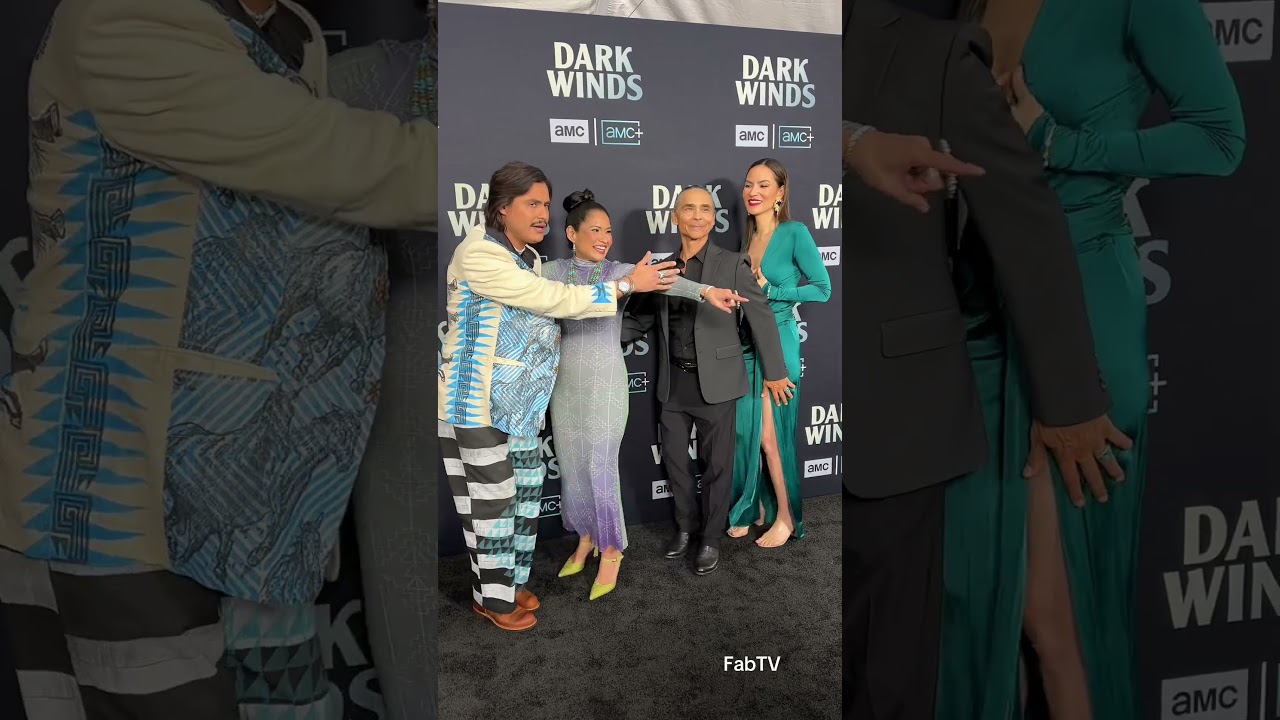Актеры сериала AMC «Темные ветры» позируют для фотографов на черной ковровой дорожке!