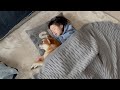 3歳娘と一緒にお昼寝するも、そーっと起き上がり添い寝の役目を終える柴犬