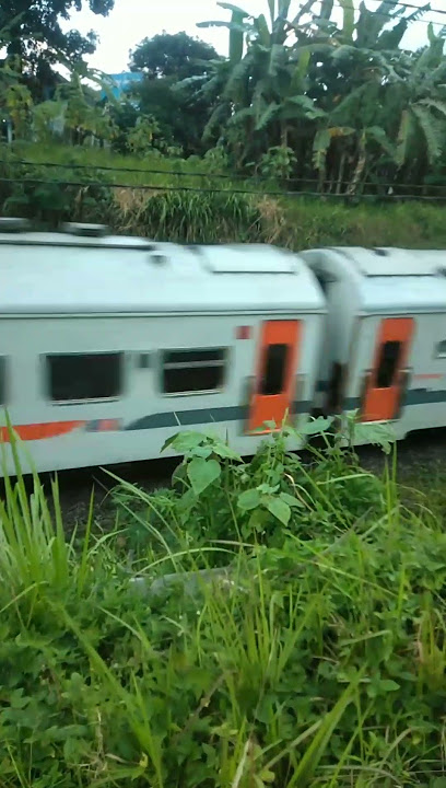 PAS LEWAT SANA PAS ADA KERETA API.DI LIHAT DARI ATAS SERASA NAIK DI ATAS KERETA .HEHE