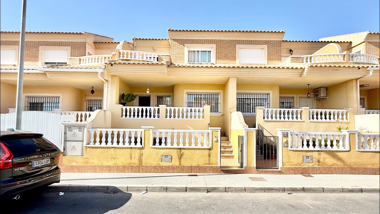Se vende casa grande con sótano en San Pedro del Pinatar. Comprar casa de 4 habitaciones y garaje