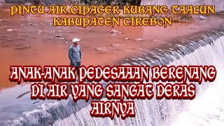 ANAK-ANAK PEDESAAN BERENANG DI SUNGAI YANG SANGAT DERAS AIRNYA