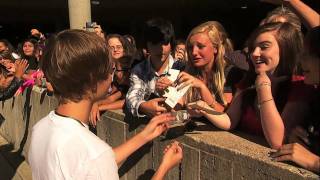 Justin Bieber giving Tickets for NEVER SAY NEVER 3D Movie to Random People!