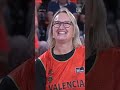 ¡Una aficionada de VALENCIA BASKET se ha encargado de estrenar la temporada!  | #LigaEndesa