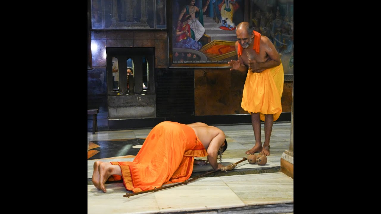 . ಅದಮಾರು ಮಠದ ಹಿರಿಯ ಶ್ರೀಗಳಾದ ಶ್ರೀ ವಿಶ್ವಪ್ರಿಯ ತೀರ್ಥ  ಶ್ರೀಪಾದರಿಗೆ ಗೌರವಾರ್ಪಣೆ