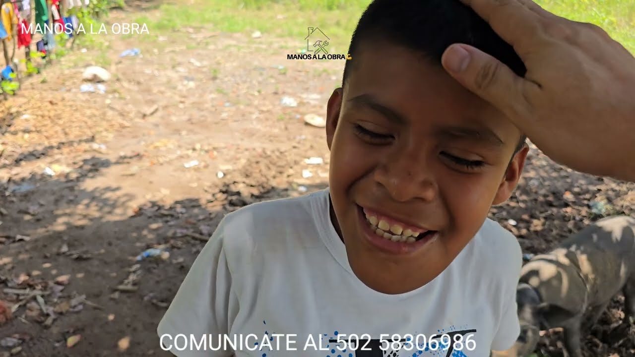 Me lo encontré dandole comida a los cerdos. Pobre Fredy no puede hablar pero me pidió ayuda. 