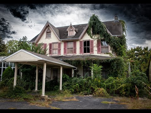 Exploring HAUNTED Abandoned Crier in the Country House