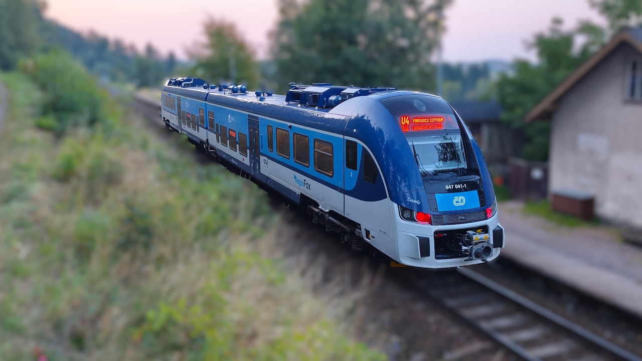 Ranní vlaky ve Rtyni v Podkrkonoší dne 28.8.2025