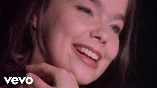 Смотреть клип Björk, David Arnold - Play Dead