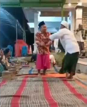 story wa || bapak-bapak joget pakai sarung viral bikin ngakak