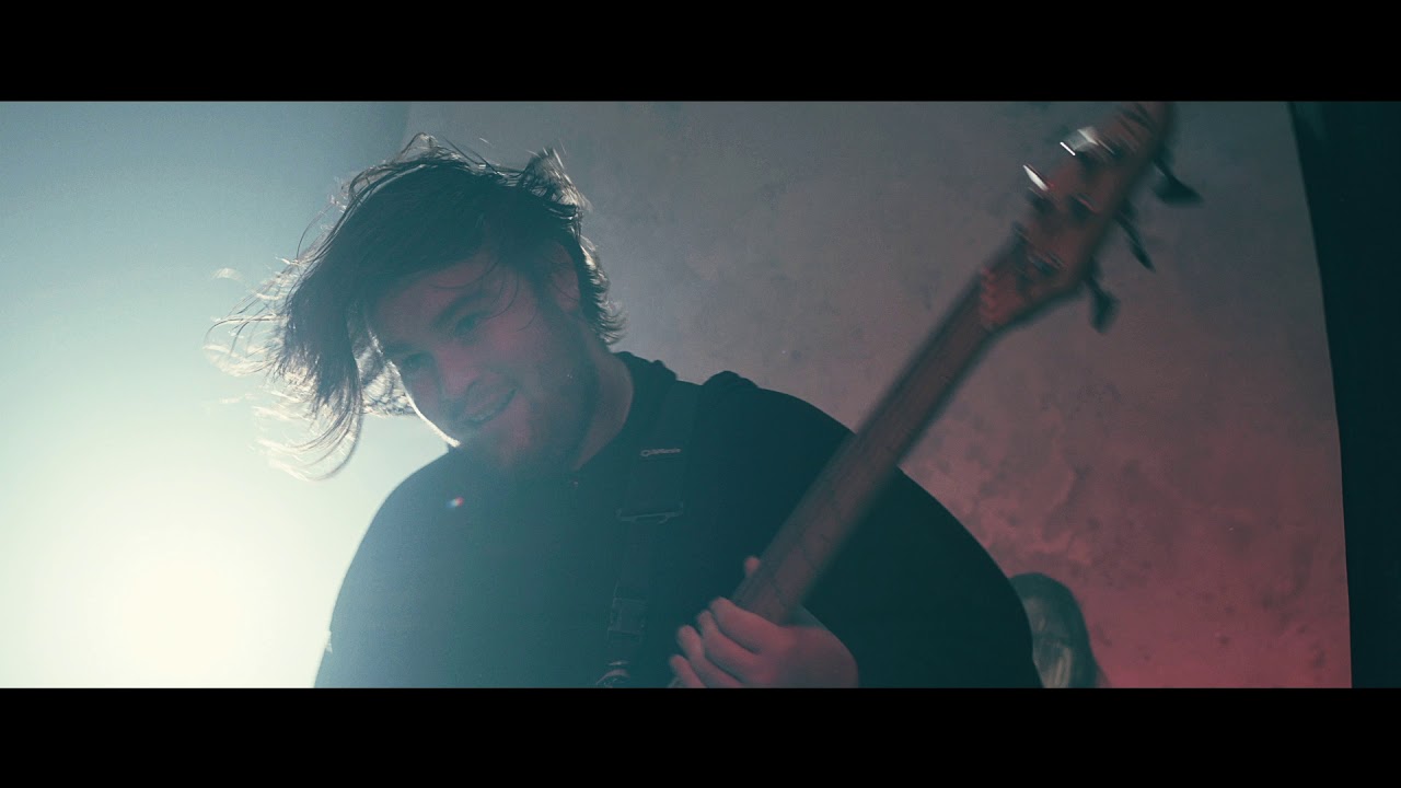 Guarda LUNE - Manipulator (Official Music Video) su YouTube Guarda LUNE - Manipulator (Official Music Video) su YouTube